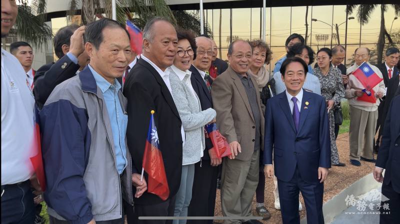 賴清德親切與僑胞合影