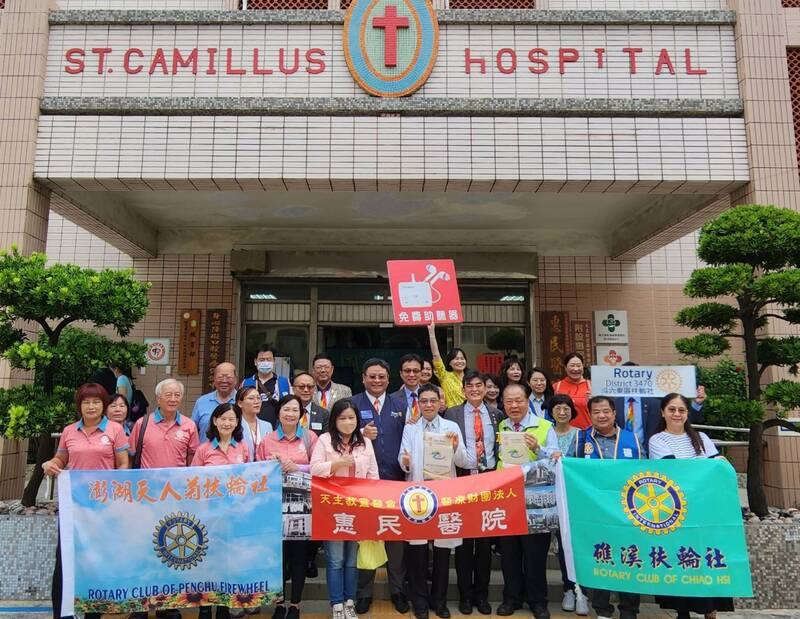 由宜蘭礁溪扶輪社等組成的元健天籟列車18日開到澎湖，捐贈1000台助聽器給馬公惠民醫院，澎湖縣長陳光復（前右3）等人到場。