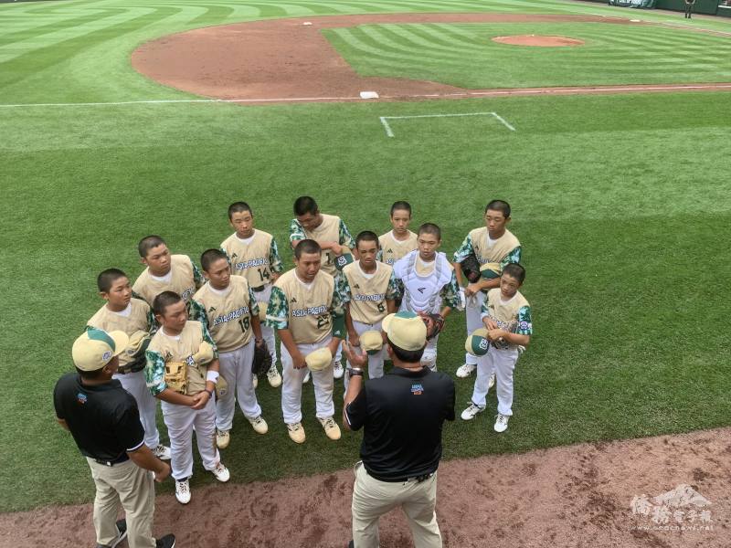 球員認真聽取教練指導