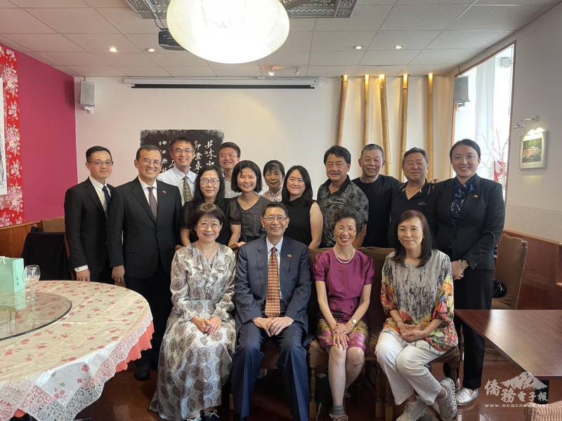 立法院秘書長林志嘉(前排左二)近日抵達奧地利首都維也納，與駐奧地利大使張小月(前排右二)、奧地利臺灣商會會長宋屏林(後排右四)、奧地利臺灣協會會長黃愛華(後排右五)、旅奧中國人協會理事長廖真實(前排左一)、奧地利客家會會長黃翠娟(前排右一)以及奧地利中華僑校校長鄭光佑(後排右三)等僑團僑領們餐敘交流