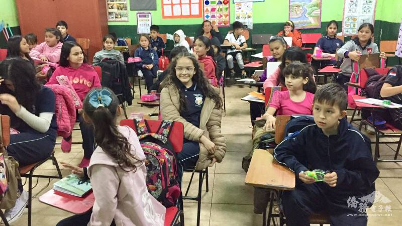 孩童們等待著玩具禮品的發放