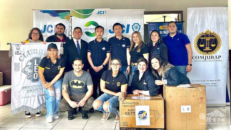 巴拉圭青商會會長蔡鎮光（後排右四）、副會長許浩霆（後排左四）與在地商會代表一同合影