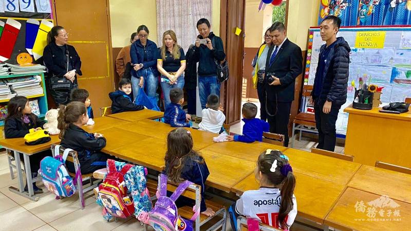 參與活動志願者們在學校下課前，逐一到各教室與孩童們同樂