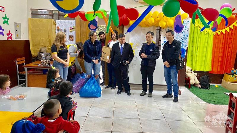 蔡鎮光、許浩霆到各教室發放玩具並與孩童們輕鬆互動