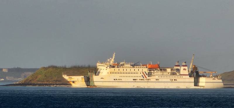 高澎航線客貨輪「台華輪」23日由澎湖開往高雄的最後1航次結束正式除役，走入歷史。圖為台華輪航行中準備駛進馬公港。