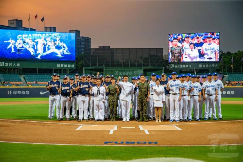 官兵代表與富邦悍將、中信兄弟球團合影。