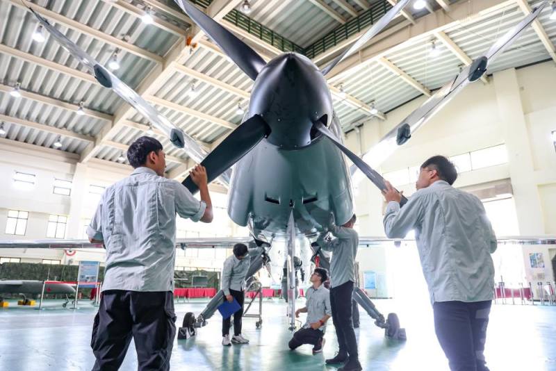 無人機團隊成員各司其職。