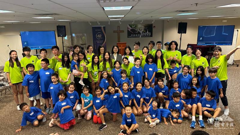 夏令營學員、助教以及師長們開心的大合照