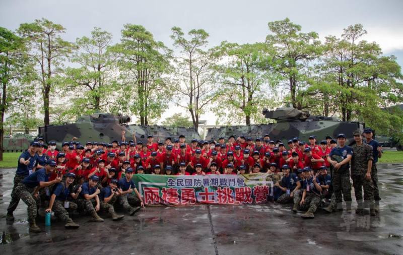 兩棲勇士挑戰營18日圓滿畫下句點，參與學員於AAV7兩棲突擊車前合影。