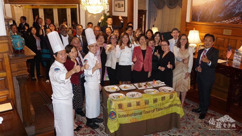 全體來賓大合照，為臺灣美食按讚