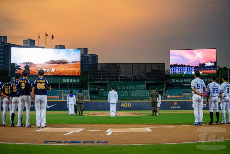 「全力出擊」職棒開球活動18日於新莊棒球場登場。
