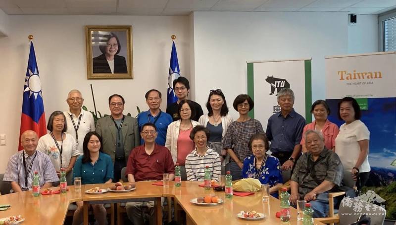 立法院秘書長林志嘉(前排左三)、駐奧地利代表處大使張小月(前排左四)、奧地利臺灣協會會長黃愛華(前排左二)及多位僑界先進前輩於駐奧地利代表處會議室中進行座談會，分享各自經驗及對臺灣當前局勢的看法