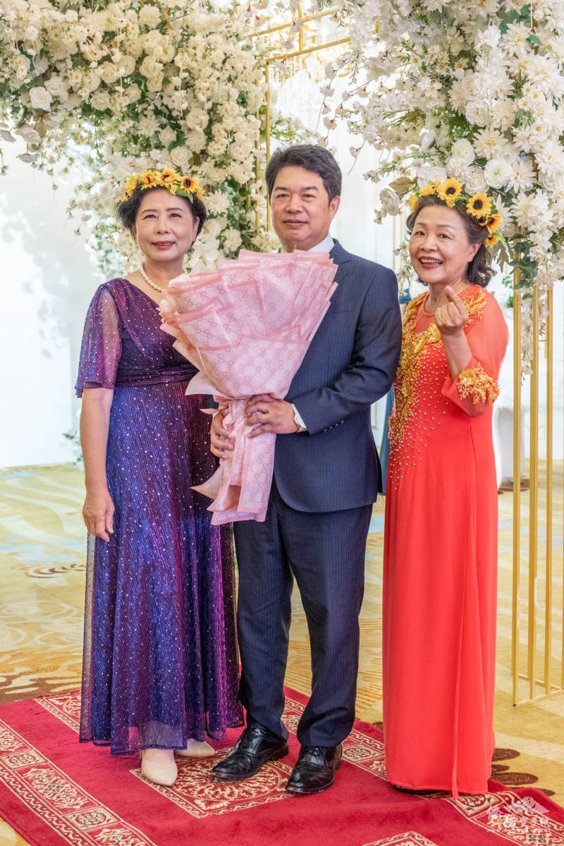 韓國耀（中）、世華越南會長洪美雲（左）、監事長林美麗（右）