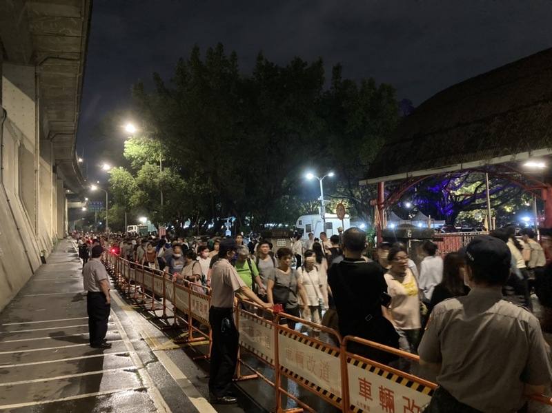 大稻埕夏日節壓軸煙火秀  逾10萬人次湧入觀賞 2023台北大稻埕夏日節最後一場煙火秀20日晚間登 場，根據台北市政府統計，現場參與活動民眾突破10 萬人次，共出動逾千名警力維持秩序、疏導交通。