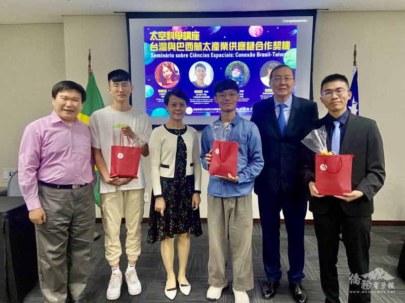 蔡宏卿（左一）、徐澤玗（左三）、劉國華（右二）分別贈送紀念品給三位同學