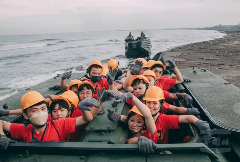 兩棲勇士挑戰營安排學員搭乘AAV7兩棲突擊車。