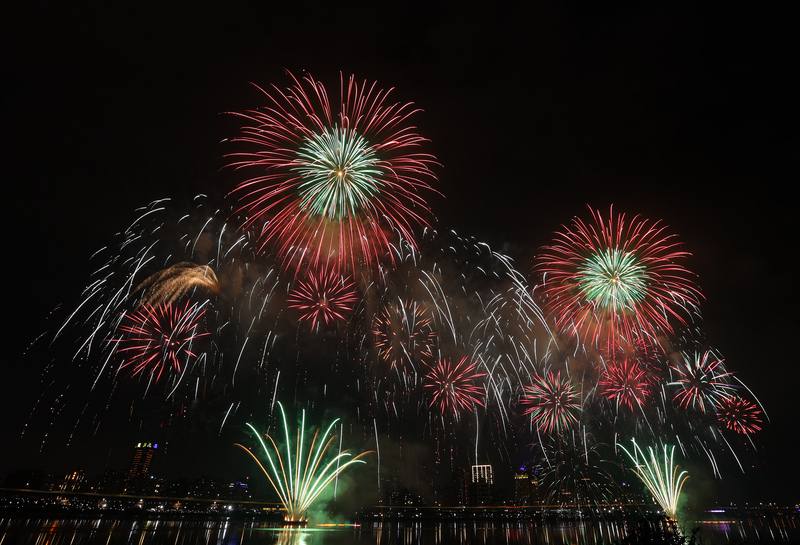 2023大稻埕夏日節20日晚間壓軸施放長達480秒煙火秀，五彩繽紛的煙火在黑夜中格外璀璨吸睛。