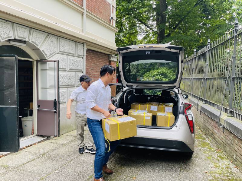 11箱厚重的教科書由駐荷蘭代表處警務秘書陳逸明協助鍾啟元逐件搬至後車廂放置
