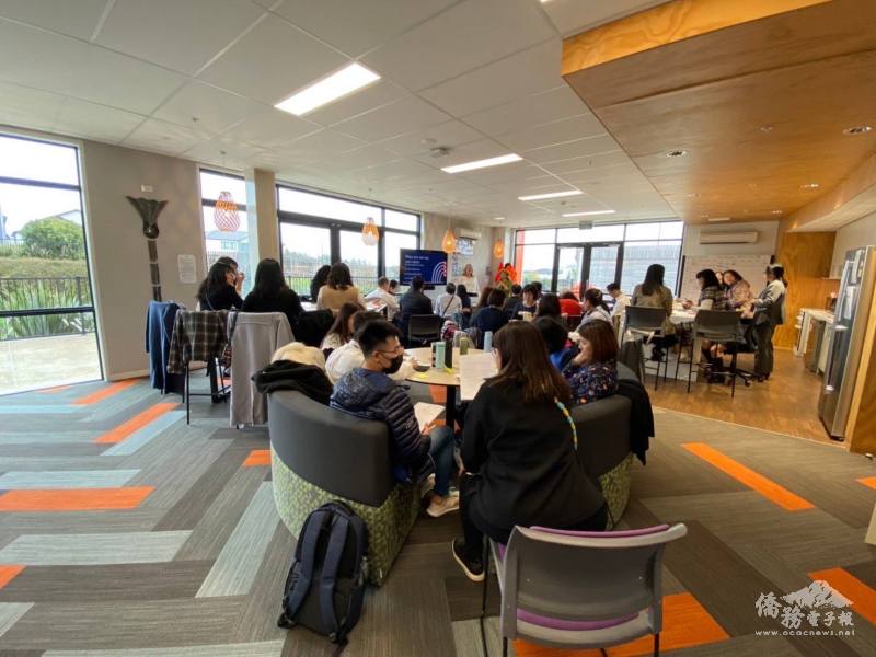 教師們認真學習、分組討論、實作分享