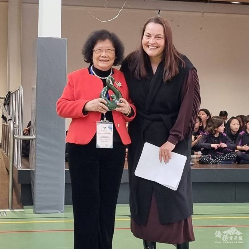 張新仁博士與Te Uho o Te Nikau Primary School校長Mel Bland互贈紀念品