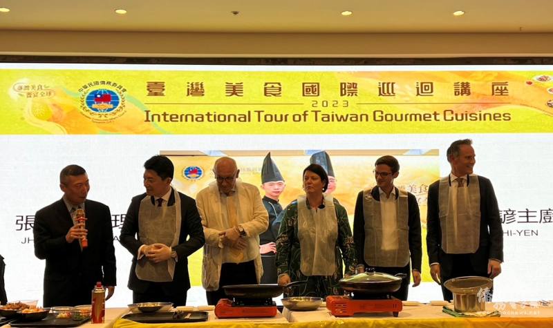 處長吳正偉與貴賓體驗臺灣小吃製作