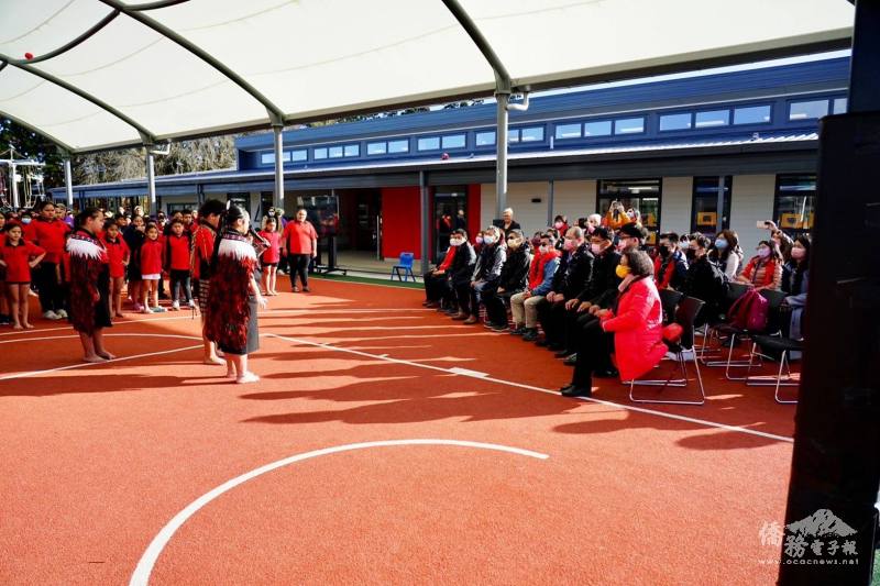 Flat Bush School全校師生以毛利傳統儀式歡迎教師團來訪