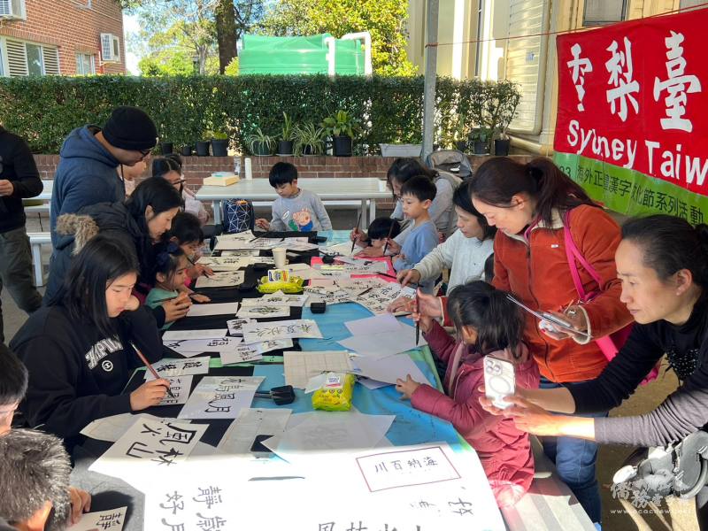 家長和學生們共襄盛舉寫書法