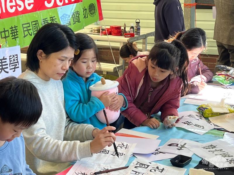 老師提筆示範握法與姿勢