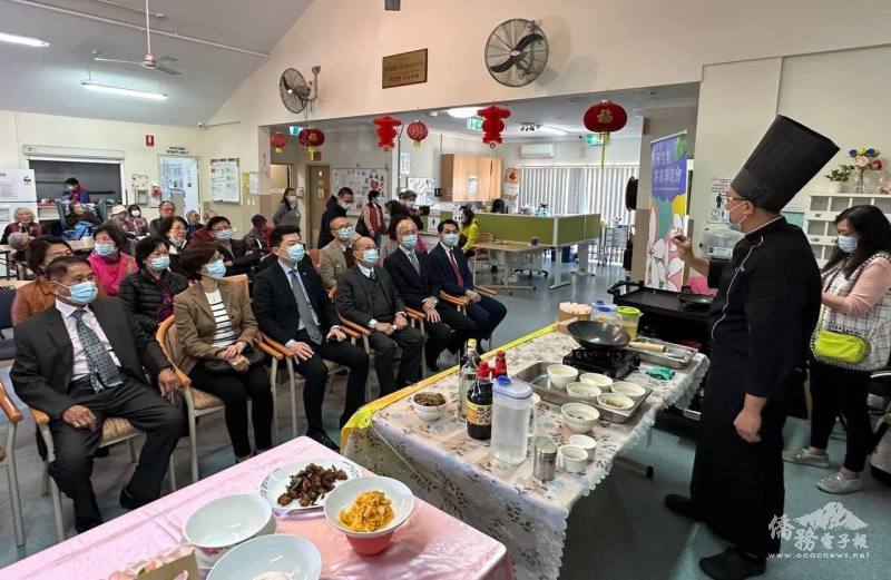 臺灣美食講座團隊為印支高齡服務中心長者示範