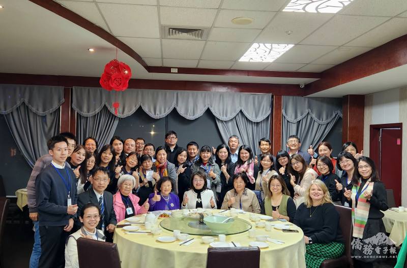 感恩餐會全體合影 (圖中為駐奧克蘭辦事處處長陳詠韶)