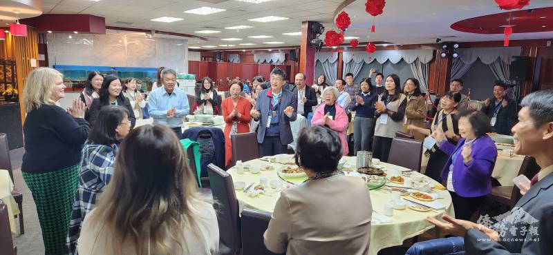 臺灣教師們於感恩餐會上合唱「我們都是一家人」感謝紐國校方的大力支持