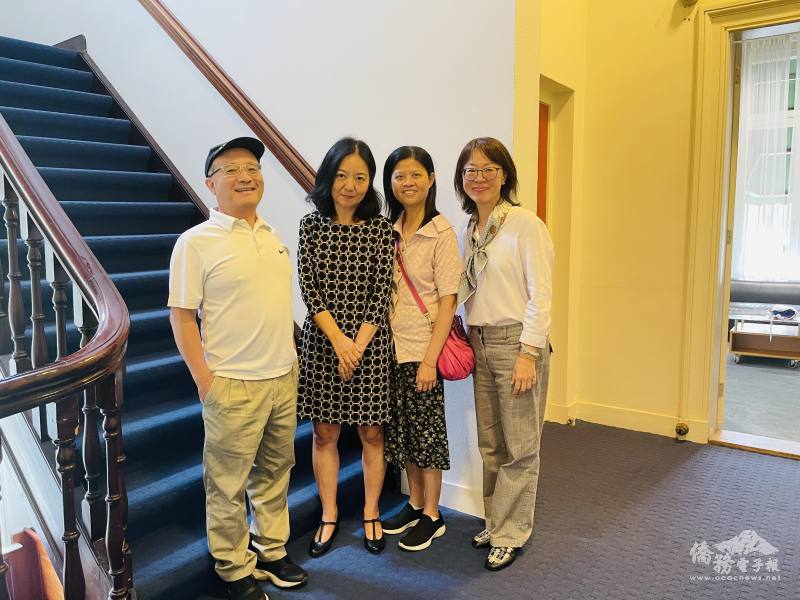 駐荷蘭代表處大使陳欣新(左二)、僑務秘書楊海華(右一)、荷蘭臺北學校校長鍾啟元(左一)、副校長鄭月鳳(右二)合影
