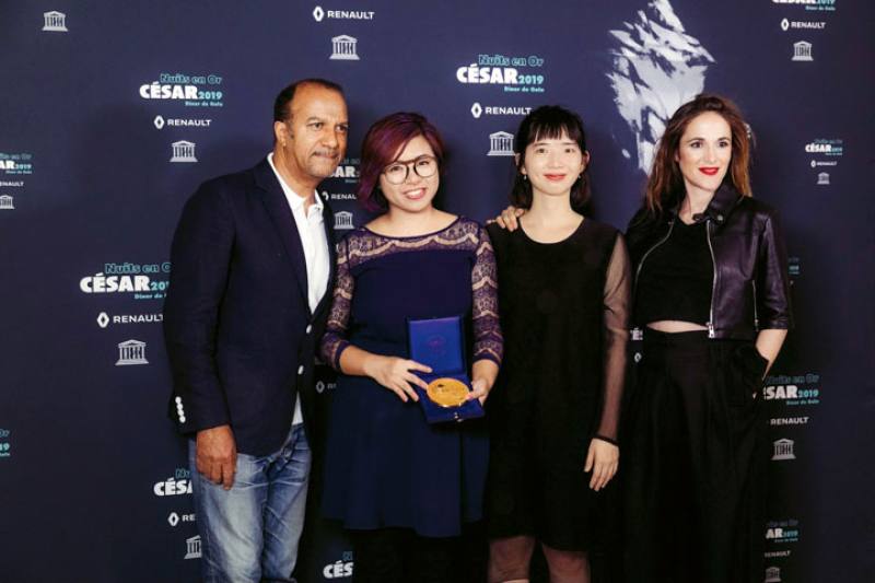 Huang Yun-sian (second left) led a group to France’s Nuits en Or film festival to tell Taiwanese stories through stop-motion animation.