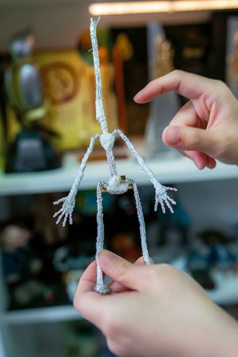 Binding together the frame of a stop-motion puppet is a skill in itself. (photo by Lin Min-hsuan)