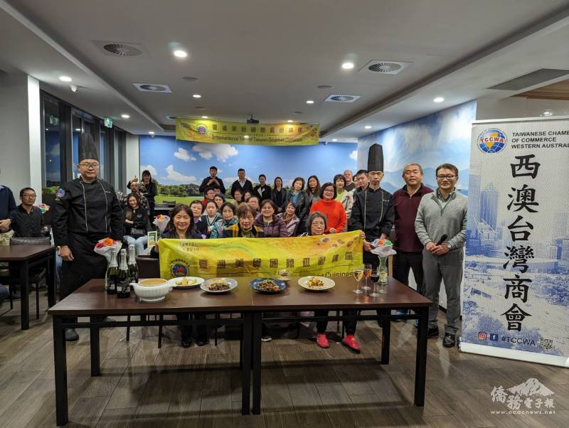 主廚柳希諺、助理張哲源與與會僑胞合影