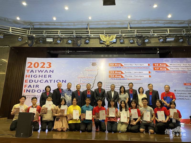 總會長楊儒龍(右6)、大使陳忠(右6)、李叔玲(右5)於棉蘭場與僑委會頂尖及傑出獎學金受獎生合影