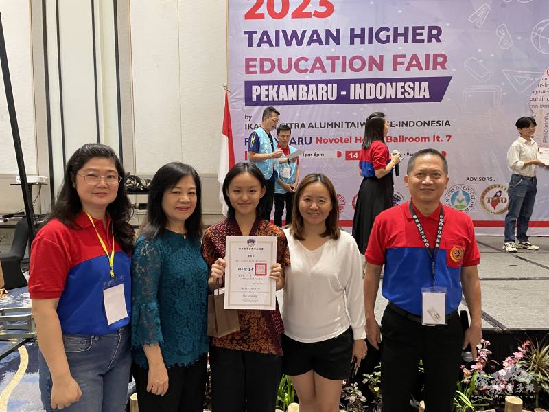 左起：廖省留臺校友會會長張伊文、僑務組組長李叔玲及僑委會頂尖獎學金得主卓同學