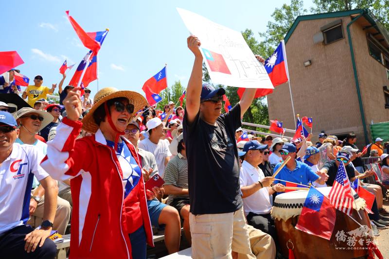 中華健兒擊出全壘打得分，密西根僑胞高舉國旗起立歡呼