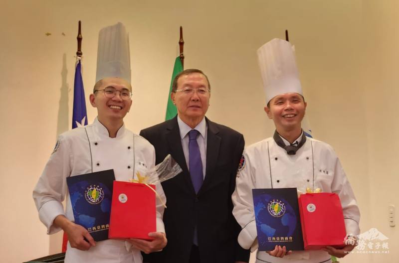 劉國華（中）致贈禮物和感謝狀給洪廷瑋（右）、李健銘（左）