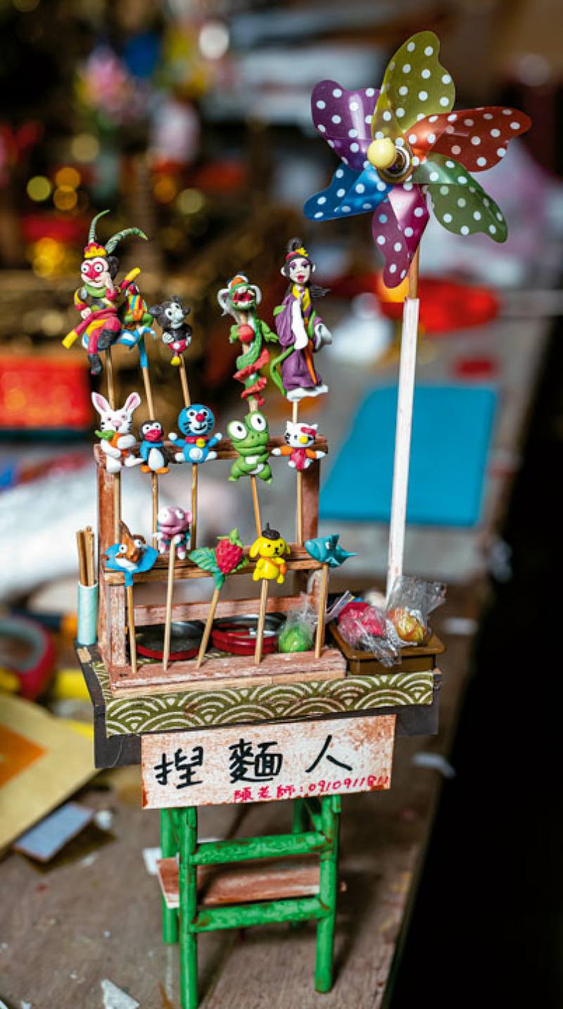 黃勻弦重現記憶中，當年與父親到處賣藝的捏麵人攤子。（林旻萱攝）