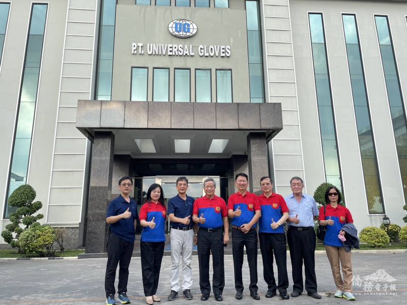 左起：會長李褘峰、李叔玲、創辦人李金木、陳忠、楊儒龍等乙行拜訪佾岳股份有限公司