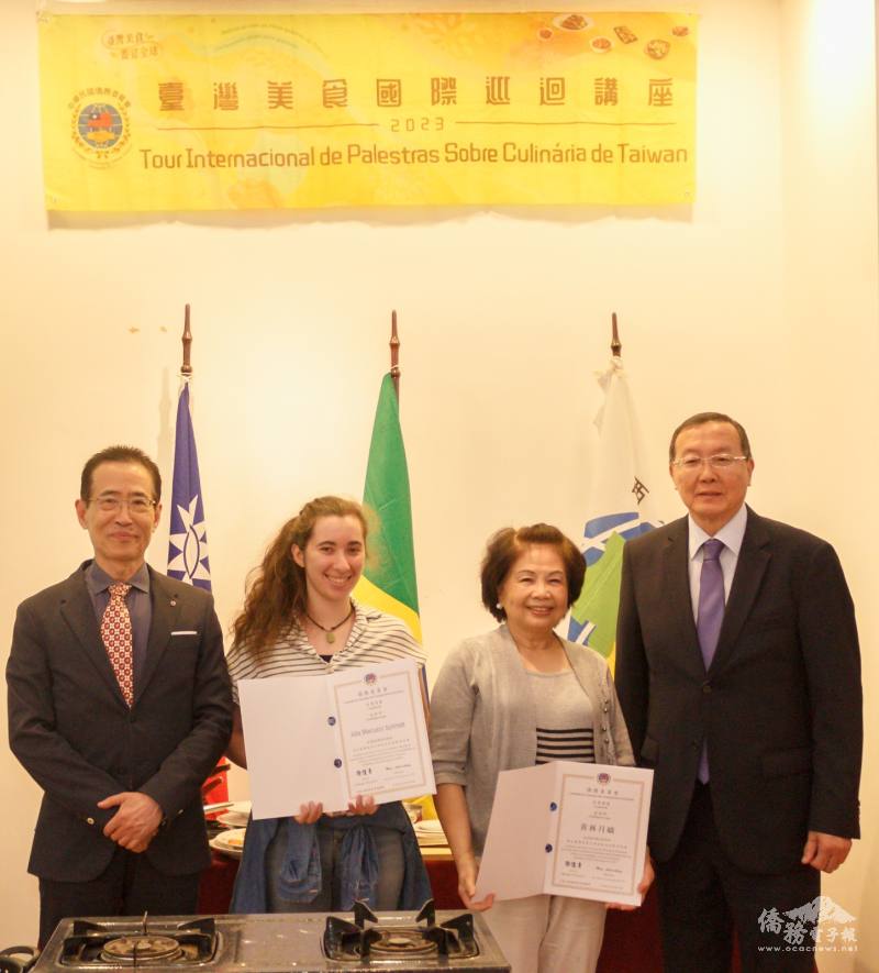 馮光中（左）、名譽會長劉國華（右）頒結業證書給學員代表Júlia Marcucci Schmid(左二)、黃林月嬌（右二）