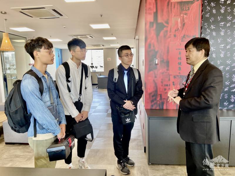 Alexandre Uehara（右）帶領三位同學參觀