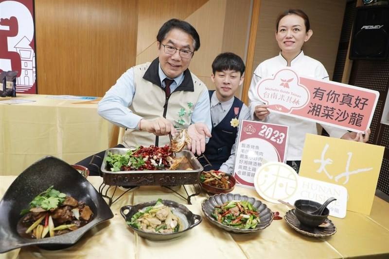 Tainan City Mayor Huang Wei-che (黃偉哲, left) in March 2023 promotes cuisines from the city that had been selected for the Michelin Guide. CNA photo Aug. 23, 2023