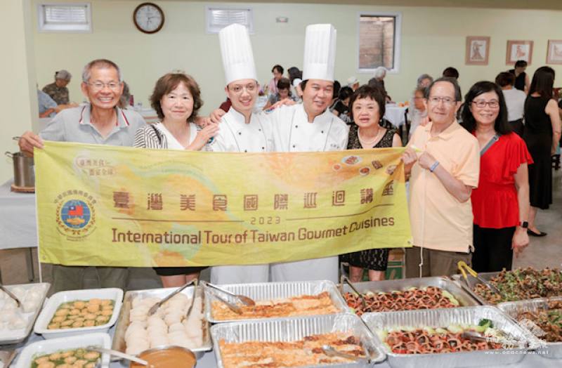 （由左至右）王新義、魏妙圭、陳瑞昌、溫國智、陳淑婉、鄭信傳、鄭琦玲