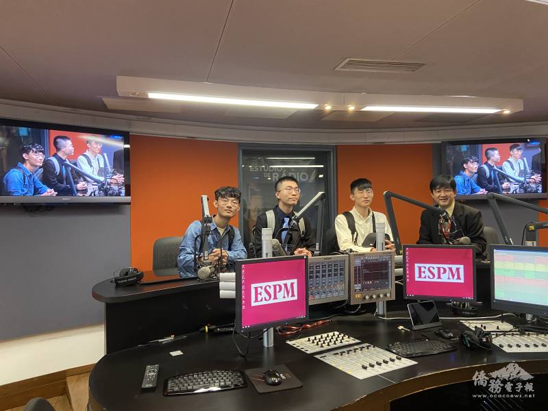 三位同學體驗坐上直播採訪臺
