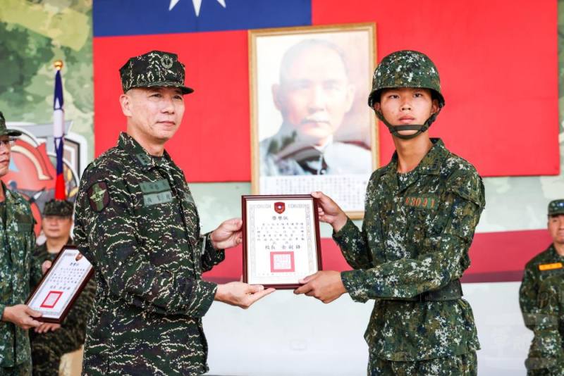 參謀總長梅家樹上將表揚入伍訓績優學員。（軍聞社記者周昇煒攝）