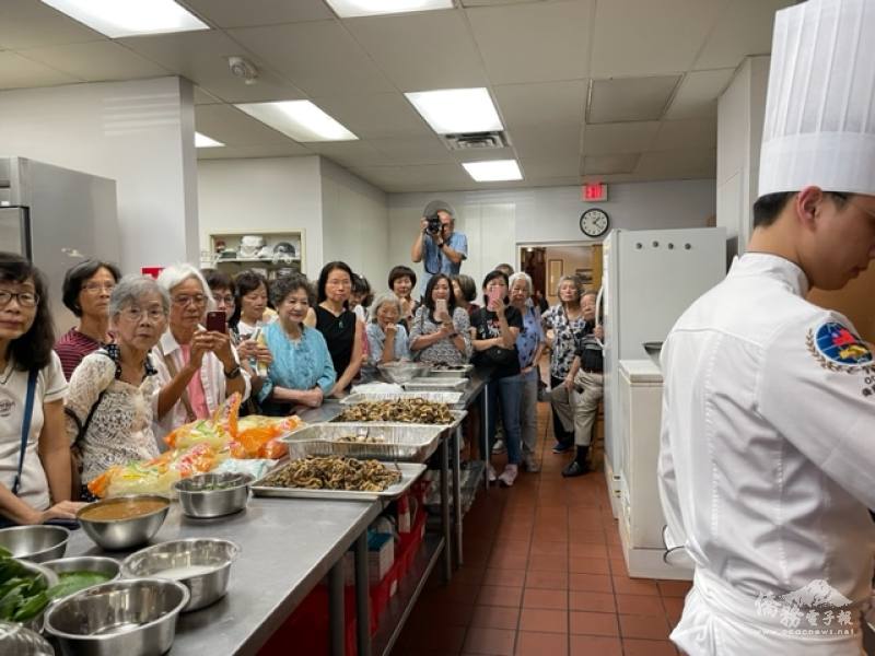 鄉親學習廚藝