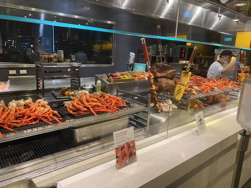台灣吃到飽商機夯，不少飯店業者搶攻異國風，台北寒舍艾美酒店旗下「探索廚房」自即日起到9月底在午、晚餐時段推出南義及地中海美食主題，爐烤區食材也升級，限時加碼松葉蟹。