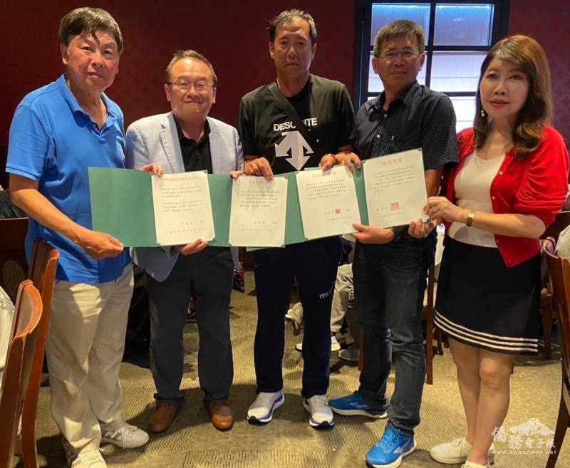 駐芝加哥辦事處副處長李唯誠(左二)、僑務委員盧蔓菁(右一)、僑務諮詢委員張正義(左一)共同轉達各界賀電，由新民國中校長校長李孟憲(右二)及總教練黃湋志(中)代表接受